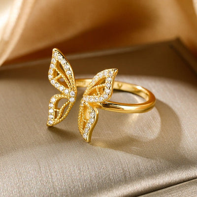 Anillo Dorado de Mariposa con Incrustaciones de Circonitas