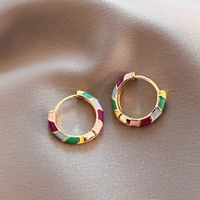 Elegantes Aretes con Esmalte Multicolor en Oro