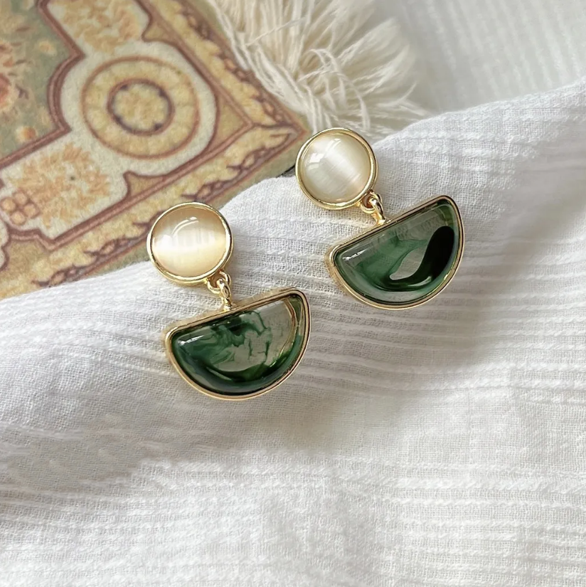 Elegantes Aretes  de Piedra Verde Pulida