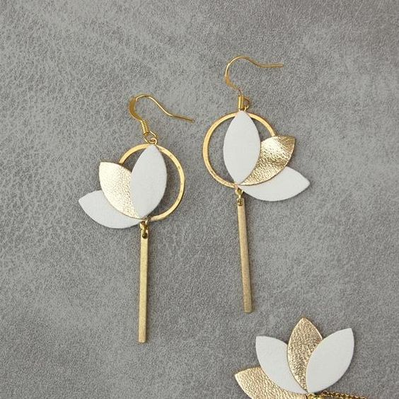 Aretes de Flor Blanca y Dorada Vintage